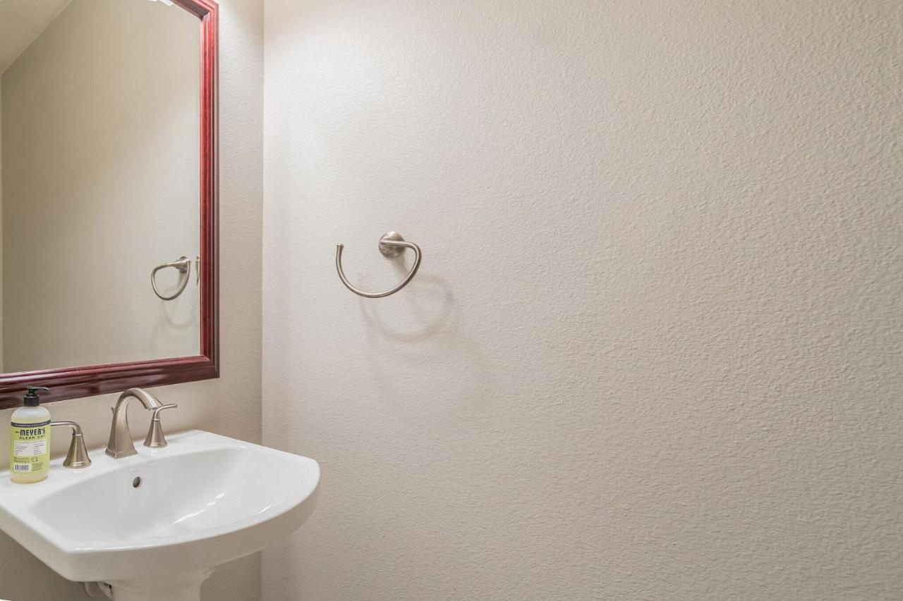 Newly Renovated 2-bedroom + Pool + Gym Apartamento *